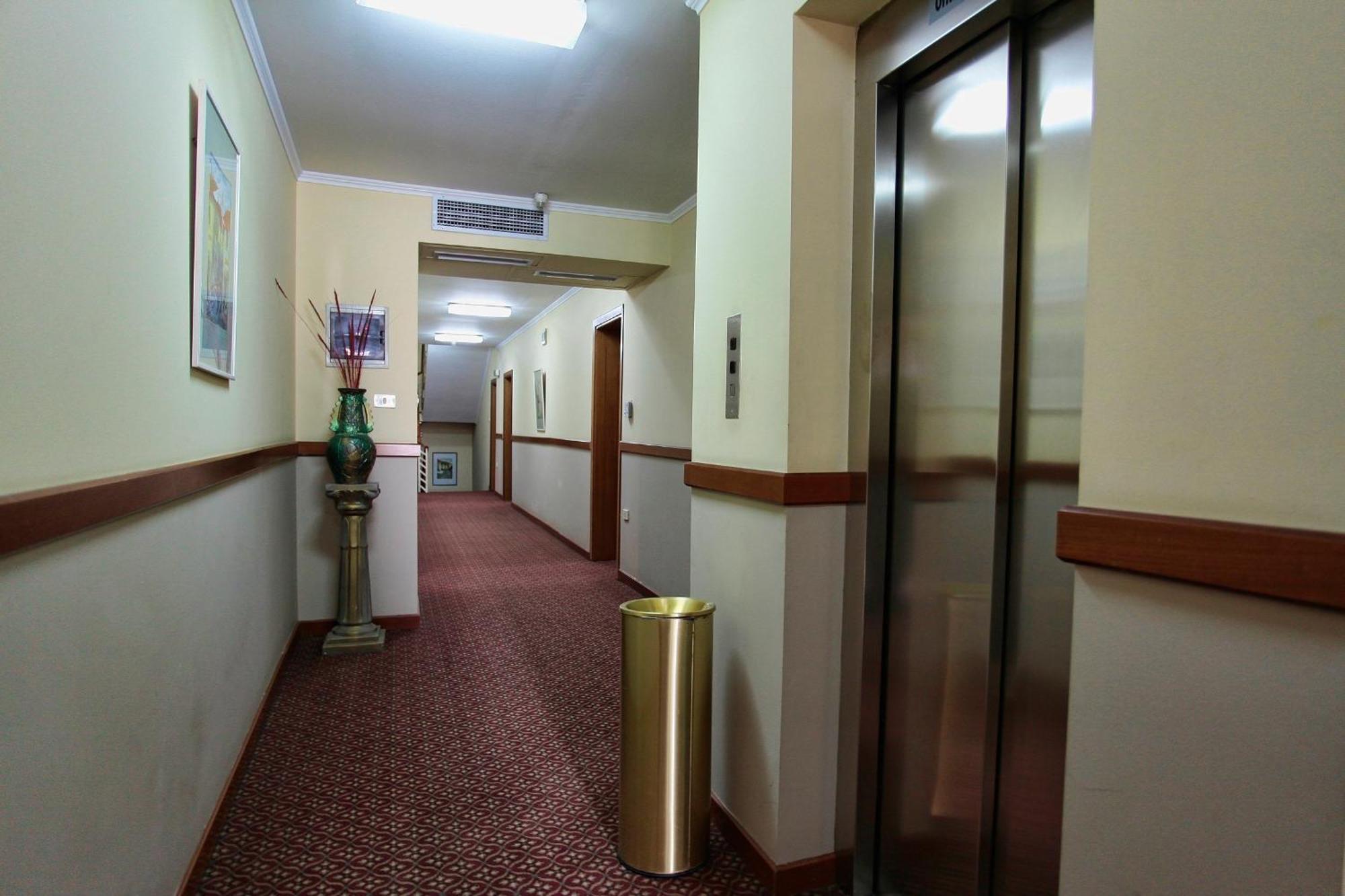 Hotel Regency Корча Екстериор снимка
