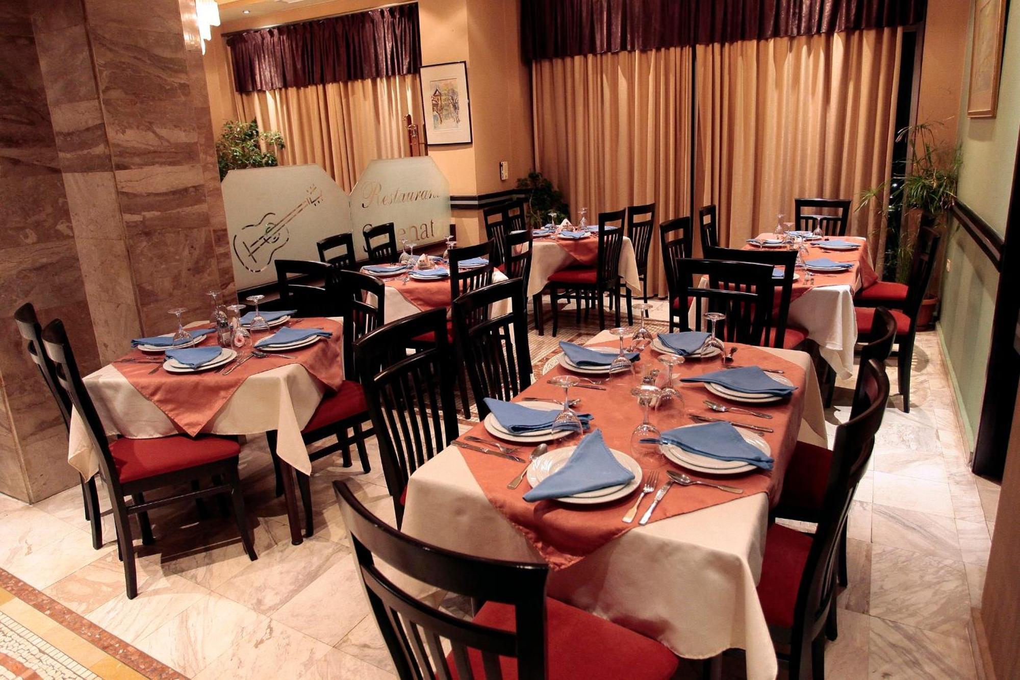 Hotel Regency Корча Екстериор снимка