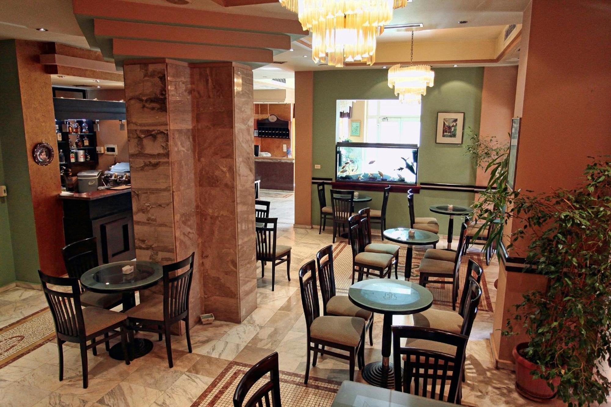 Hotel Regency Корча Екстериор снимка